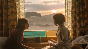 Bukan sembarangan robot, namun Klara adalah seorang robot yang ceria dan optimistik. Klara dibeli untuk menemani remaja bernama Josie (Mia Tharia) yang sedang mengidap sakit misterius. Foto: Dok.Klara and the Sun/ Istimewa