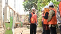 Mendikdasmen Abdul Muti saat meninjau progres revitalisasi di SMA Negeri 1 Patikraja, Jawa Tengah. Fotografer: Irfan/Kemendikdasmen