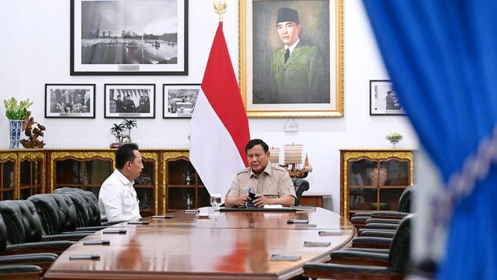 Presiden Prabowo Subianto dan KSP Listyo Sigit Prabowo di Istana Negara.