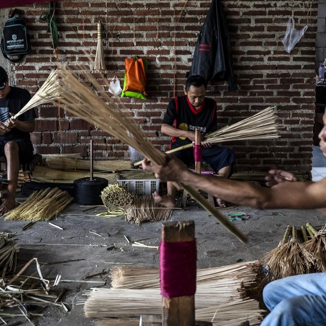 Dari Purbalingga, 10 Ribu Sapu Lidi Diproduksi Tiap Bulan untuk Pasar Ekspor