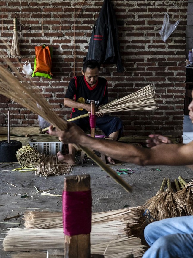 Dari Purbalingga, 10 Ribu Sapu Lidi Diproduksi Tiap Bulan untuk Pasar Ekspor