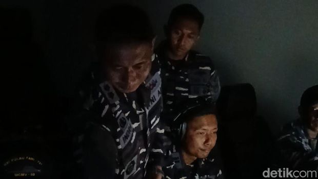 Pusat Informasi Tempur (PIT) KRI Pulau Fani-731, ruangan gelap operasikan sonar pencarian korban pinisi Feronia tenggelam di perairan Batu Bolong, TN Komodo, Manggarai Barat, NTT, Minggu (18/10/2026) (Ambrosius Ardin) Pusat Informasi Tempur (PIT) KRI Pulau Fani-731, ruangan gelap operasikan sonar pencarian korban pinisi Feronia tenggelam di perairan Batu Bolong, TN Komodo, Manggarai Barat, NTT, Minggu (18/10/2026) (Ambrosius Ardin)