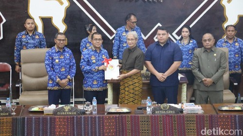 Rapat paripurna DPRD NTT, Senin (19/10/2026).