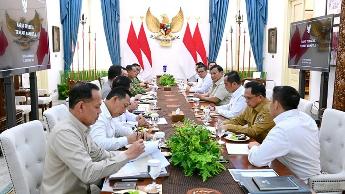 Rapat terbatas membahas karhutla di Istana Merdeka, Jakarta, Senin (19/10/2026).