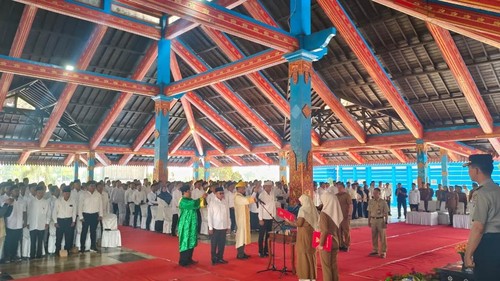Ratusan anggota BPD se-Lombok Barat dikukuhkan di Bencingah Bupati Lombok Barat, Senin (19/10/2026). (Dok. Pemkab Lombok Barat)
