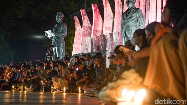 Ratusan Orang Suarakan Kepedulian Lingkungan Lewat Doa dan Lilin