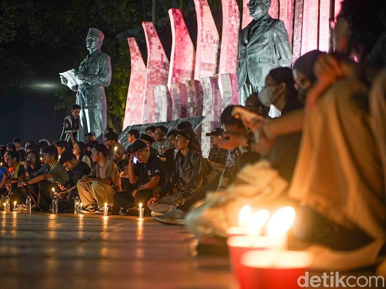 Ratusan Orang Suarakan Kepedulian Lingkungan Lewat Doa dan Lilin