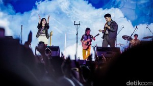 Penampilan diawali oleh Reality Club yang membawakan sejumlah lagu mereka sendiri. Suasana panggung kemudian berlanjut dengan lagu milik Phum Viphurit yang dibawakan oleh band asal Indonesia tersebut.