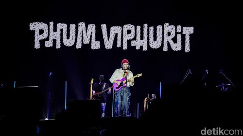 Reality Club berkolaborasi dengan musisi asal Thailand, Phum Viphurit, di Dynamic Stage Synchronize Fest 2026. Penampilan spesial tersebut berlangsung di Gambir Expo, Kemayoran, Jakarta Pusat, Minggu (18/10/2026).

Penonton memadati Dynamic Stage untuk menyaksikan kolaborasi dua musisi Asia Tenggara tersebut. Keduanya tampil membawakan lagu-lagu yang telah dikenal oleh para penggemarnya.