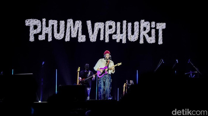 Reality Club berkolaborasi dengan musisi asal Thailand, Phum Viphurit, di Dynamic Stage Synchronize Fest 2026. Penampilan spesial tersebut berlangsung di Gambir Expo, Kemayoran, Jakarta Pusat, Minggu (18/10/2026).

Penonton memadati Dynamic Stage untuk menyaksikan kolaborasi dua musisi Asia Tenggara tersebut. Keduanya tampil membawakan lagu-lagu yang telah dikenal oleh para penggemarnya.
