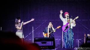 Reality Club berkolaborasi dengan musisi asal Thailand, Phum Viphurit, di Dynamic Stage Synchronize Fest 2026. Penampilan spesial tersebut berlangsung di Gambir Expo, Kemayoran, Jakarta Pusat, kemarin.