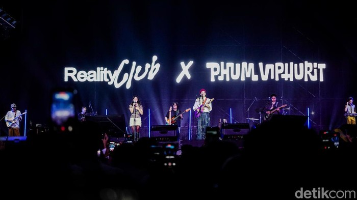 Reality Club berkolaborasi dengan musisi asal Thailand, Phum Viphurit, di Dynamic Stage Synchronize Fest 2026. Penampilan spesial tersebut berlangsung di Gambir Expo, Kemayoran, Jakarta Pusat, Minggu (18/10/2026).

Penonton memadati Dynamic Stage untuk menyaksikan kolaborasi dua musisi Asia Tenggara tersebut. Keduanya tampil membawakan lagu-lagu yang telah dikenal oleh para penggemarnya.
