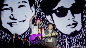 Mereka menyanyikan sejumlah lagu milik masing-masing, menghadirkan momen kolaborasi yang disambut antusias oleh penonton Dynamic Stage.
