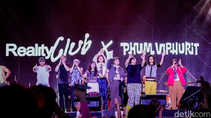 Reality Club berkolaborasi dengan musisi asal Thailand, Phum Viphurit, di Dynamic Stage Synchronize Fest 2026. Penampilan spesial tersebut berlangsung di Gambir Expo, Kemayoran, Jakarta Pusat, Minggu (18/10/2026).

Penonton memadati Dynamic Stage untuk menyaksikan kolaborasi dua musisi Asia Tenggara tersebut. Keduanya tampil membawakan lagu-lagu yang telah dikenal oleh para penggemarnya.