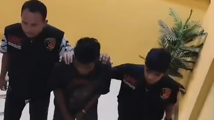Rekaman video memperlihatkan pengamen dinarasikan memaksa minta uang ke penumpang dalam angkutan perkotaan (angkot) di Kota Bogor, viral di medsos. (dok Ist)