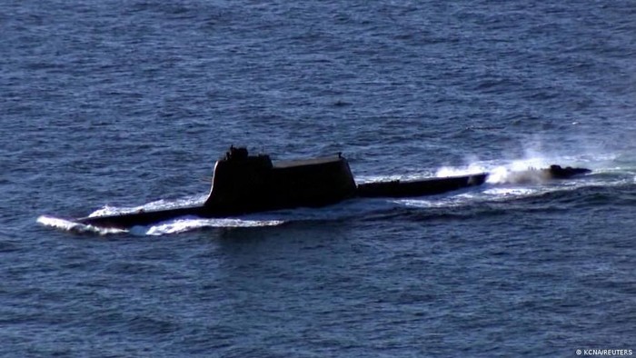 Pyongyang menyatakan telah menguji dua jenis rudal jelajah yang diluncurkan dari kapal selam di lepas pantai timurnya pada 14 Oktober (KCNA/REUTERS)