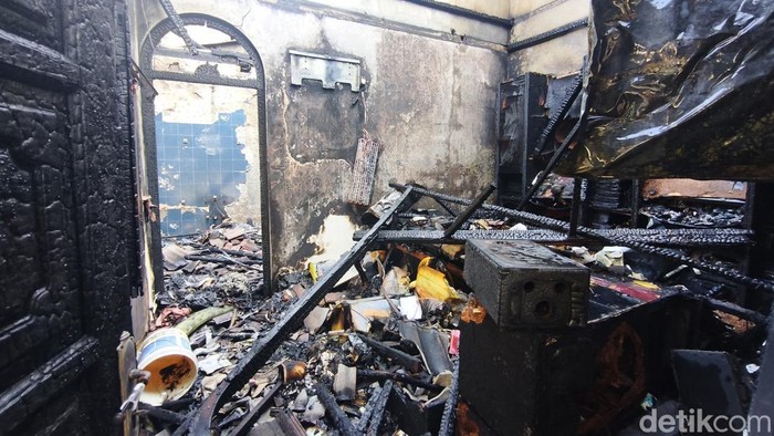 Rumah di Jalan Ahmad Dahlan, Kelurahan Pekunden, Kota Semarang, hangus terbakar, Senin (19/10/2026).