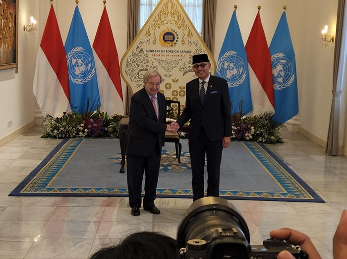 Sekjen PBB Antnio Guterres mengunjungi Kementerian Luar Negeri RI. Kedatangan Antnio disambut langsung oleh Menlu Arrmanatha Nasir (Adrial/detikcom)
