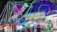 Sejumlah warga bermain di pasar malam Sentra Cogay Kreasi BKT, Duren Sawit, Jakarta Timur.
