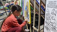 Di sepanjang BKT, kelompok pasar malam Sentra Cogay Kreasi BKT menghadirkan beragam wahana permainan untuk menghibur warga. Mulai dari bianglala, komidi putar, perahu kora-kora hingga seluncur pelangi tersedia untuk anak-anak maupun keluarga. 