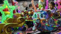 Kehadiran pasar malam ini turut memberi warna lain bagi kawasan BKT. Di tengah keterbatasan pilihan rekreasi yang terjangkau, warga dapat menikmati suasana bermain bersama keluarga tanpa harus pergi jauh dari lingkungan tempat tinggal mereka. 