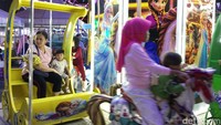 Bagi warga, pasar malam ini juga menjadi alternatif untuk menghabiskan waktu luang setelah menjalani rutinitas sehari-hari. Orang tua dapat menemani anak-anak bermain, sekaligus menikmati suasana keramaian di ruang terbuka. Kehadiran berbagai wahana tersebut menjadikan BKT bukan sekadar jalur aktivitas warga, tetapi juga ruang berkumpul dan rekreasi keluarga pada malam hari.