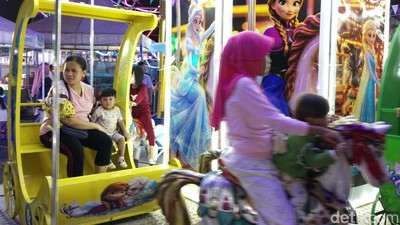 Semarak Pasar Malam di BKT Duren Sawit