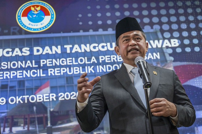 Kepala Badan Nasional Pengelola Perbatasan dan Daerah Terpencil (BNPPDT) Jenderal TNI Maruli Simanjuntak (tengah) dan pejabat sebelumnya, Tito Karnavian (kiri), berfoto bersama seusai serah terima tugas dan tanggung jawab Kepala Badan di Kantor BNPPDT, Jakarta, Senin (19/10/2026). Maruli Simanjuntak menggantikan Tito Karnavian setelah dilantik oleh Presiden Prabowo Subianto pada Kamis (15/10). ANTARA FOTO/Galih Pradipta/tom.