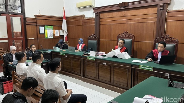 Sidang kasus TPPU Minerba PT Semar Semar Permata Emas Mulia menghadirkan saksi dari Jaksa Penuntut Umum (JPU) yaitu tim penyidik Dittipidelsus Bareskrim Polri di Pengadilan Negeri Surabaya, Senin (19/10/2026).