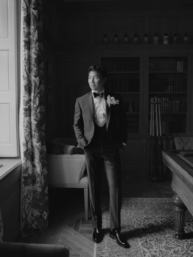 Aktor film ‘Sang-Chi and the Legend of the Ten Rings’ ini mengenakan setelan jas hitam dan bow tie dari koleksi Dolce & Gabbana. Foto: Instagram/@vogueweddings @allison