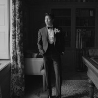 Aktor film ‘Sang-Chi and the Legend of the Ten Rings’ ini mengenakan setelan jas hitam dan bow tie dari koleksi Dolce & Gabbana. Foto: Instagram/@vogueweddings @allison