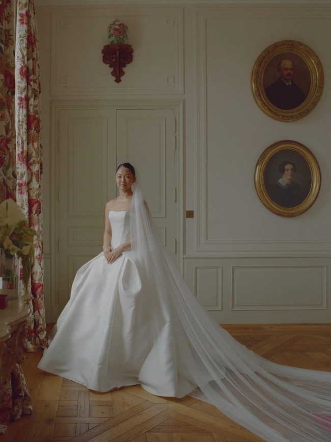 Mempelai wanita tampil dalam ballgown klasik dengan veil panjang yang datang dari koleksi Georges Hobeika. Foto: Instagram/@vogueweddings @allison