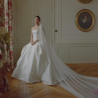 Mempelai wanita tampil dalam ballgown klasik dengan veil panjang yang datang dari koleksi Georges Hobeika. Foto: Instagram/@vogueweddings @allison
