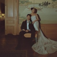 Untuk acara resepsi, keduanya tampil lebih semi-formal. Simu mengenakan setelan jas hitam tanpa dasi, sementara Allison cantik dengan gaun putih bersiluet mermaid. Foto: Instagram/@vogueweddings @allison