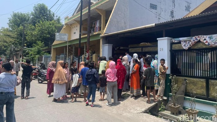 Suasana di rumah duka bocah perempuan bernama Rizqia Rahmat (6) yang tewas tenggelam di kanal Kota Makassar.