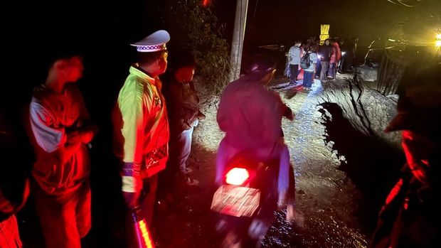 Suasana lokasi Jalan amblas di kecamatan sipirok (dok. Polres Tapsel) Suasana lokasi Jalan amblas di kecamatan sipirok (dok. Polres Tapsel)