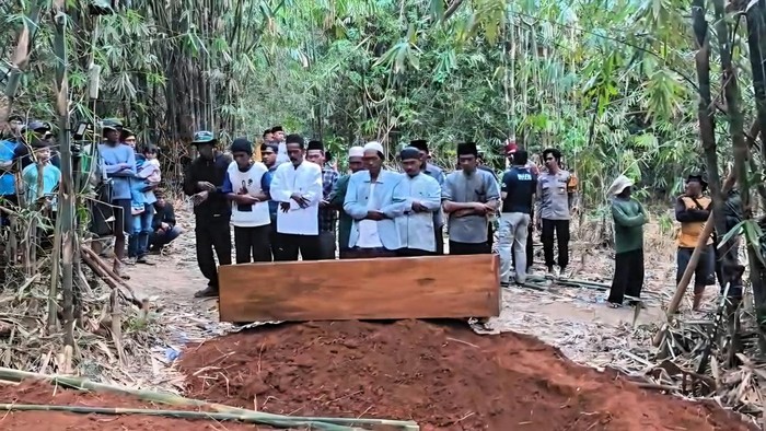 Suasana pemakaman jasad Rini di kampung halamannya