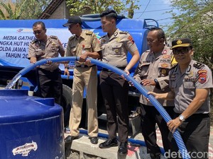 Polda Jateng Dropping 16 Ribu Liter Air Tangani Kekeringan di Jabungan Semarang