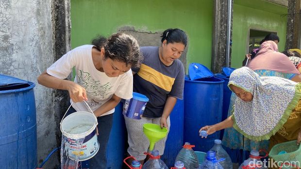 Suasana pembagian air bersih di Kelurahan Jabungan, Kecamatan Banyumanik, Kota Semarang, Senin (19/10/2026). Suasana pembagian air bersih di Kelurahan Jabungan, Kecamatan Banyumanik, Kota Semarang, Senin (19/10/2026).