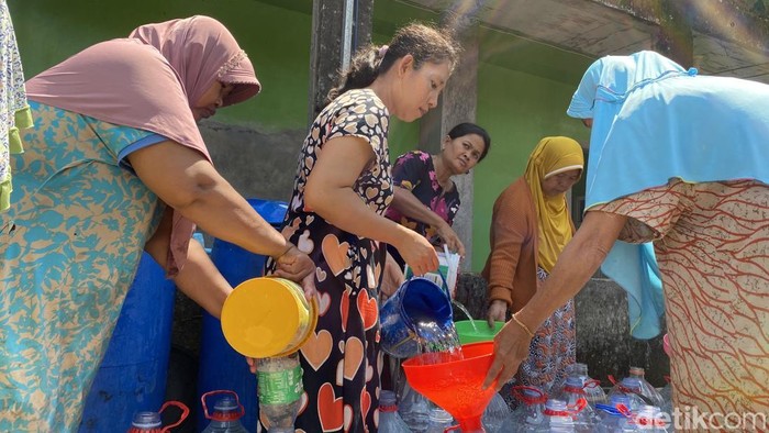 Suasana pembagian air bersih di Kelurahan Jabungan, Kecamatan Banyumanik, Kota Semarang, Senin (19/10/2026).