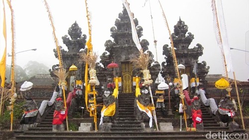 Suasana Pura Pasar Agung, Desa Sebudi, Kecamatan Selat, Karangasem jelang Pujawali, Senin (19/10/2026).