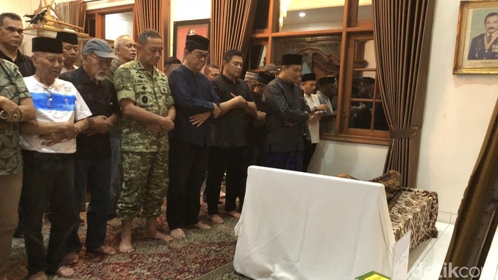 Pelayat saat melakukan salat jenazah mantan KSAD Jenderal (Purn) Subagyo Hadi Siswoyo di rumah duka di Kotabaru, Gondokusuman, Jogja, Senin (19/10/2026).