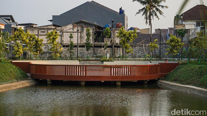 Taman Embung Batu Bangkong, Perpaduan Ruang Rekreasi dan Pengendali Banjir Taman Embung Batu Bangkong di Cipayung, Jakarta Timur, resmi dibuka pada Senin (19/10/2026). Taman ini menjadi ruang rekreasi sekaligus penampung air hujan.