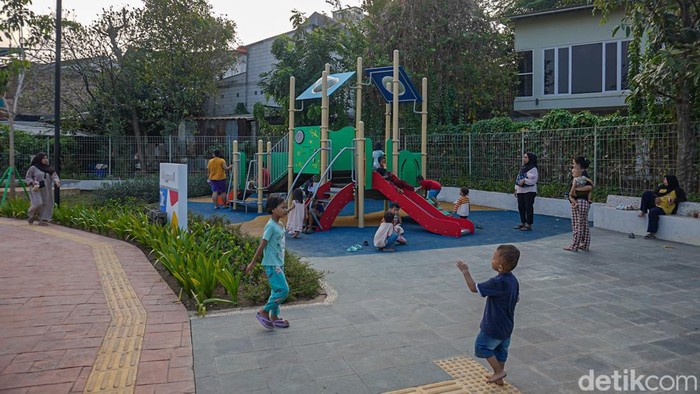 Taman Embung Batu Bangkong di Cipayung, Jakarta Timur, resmi dibuka pada Senin (19/10/2026). Taman ini menjadi ruang rekreasi sekaligus penampung air hujan.