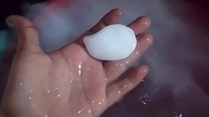 Tangkap layar bongkahan dry ice yang jatuh di rumah warga Sumsel