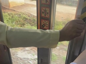 Pintu KRL Bekasi-Angke Tak Bisa Nutup, Petugas Jaga di Pintu hingga Manggarai