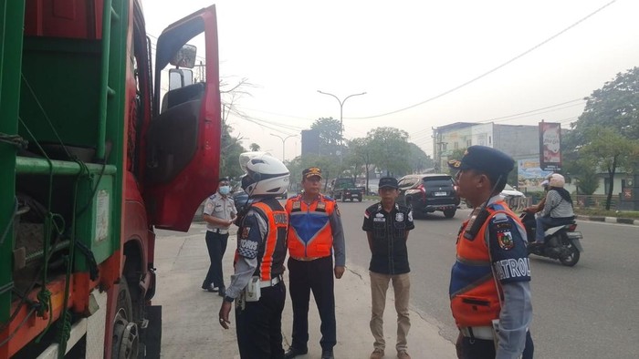 Tilang kendaraan tonase berat (Foto: Dok Dishub)