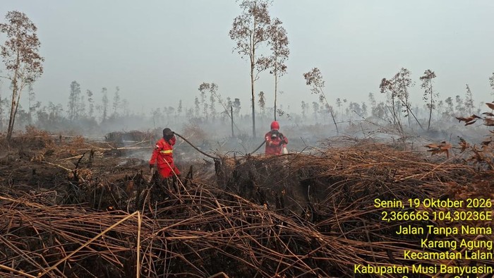 Tim Manggala Agni memadamkan karhutla di Sumsel