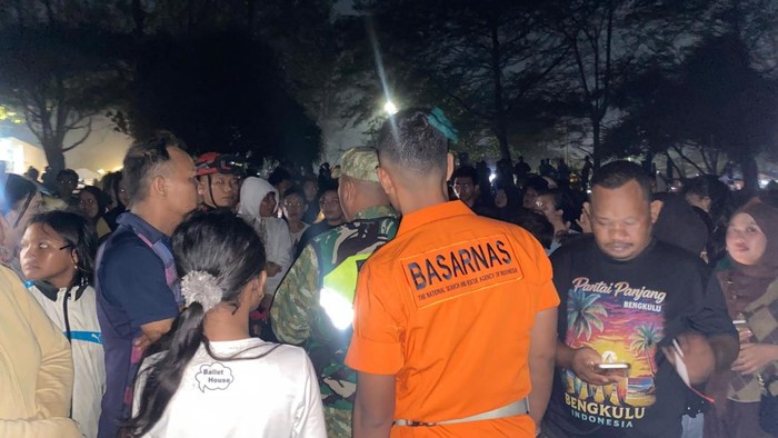 Tim SAR saat melakukan pencarian korban tenggelam di Pantai Berkas Bengkulu