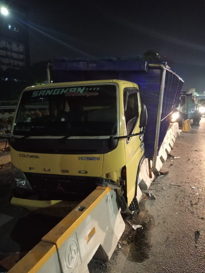 Truk tabrak separator lalin arah Cawang macet (dok. TMC Polda Metro Jaya)